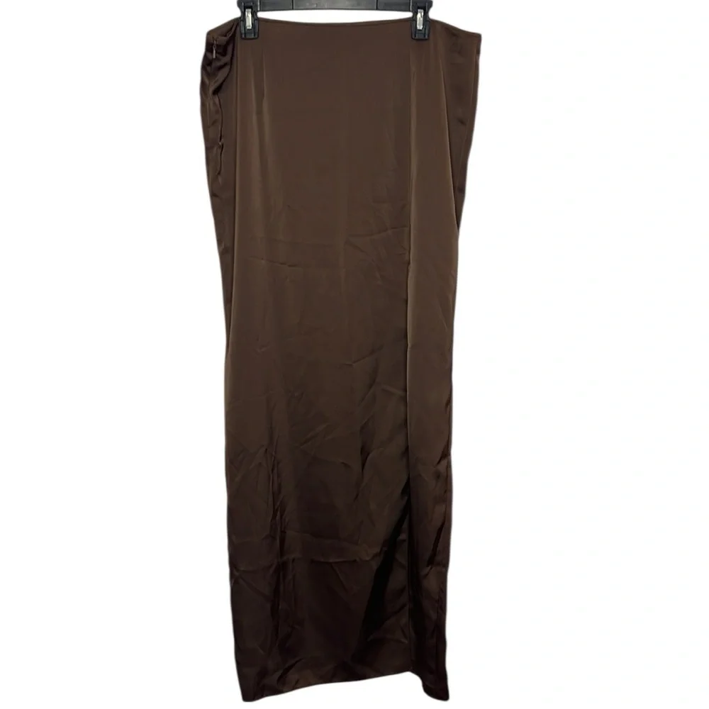 16Arlington Olwyn Back-Slit Satin Maxi Skirt. Size 14